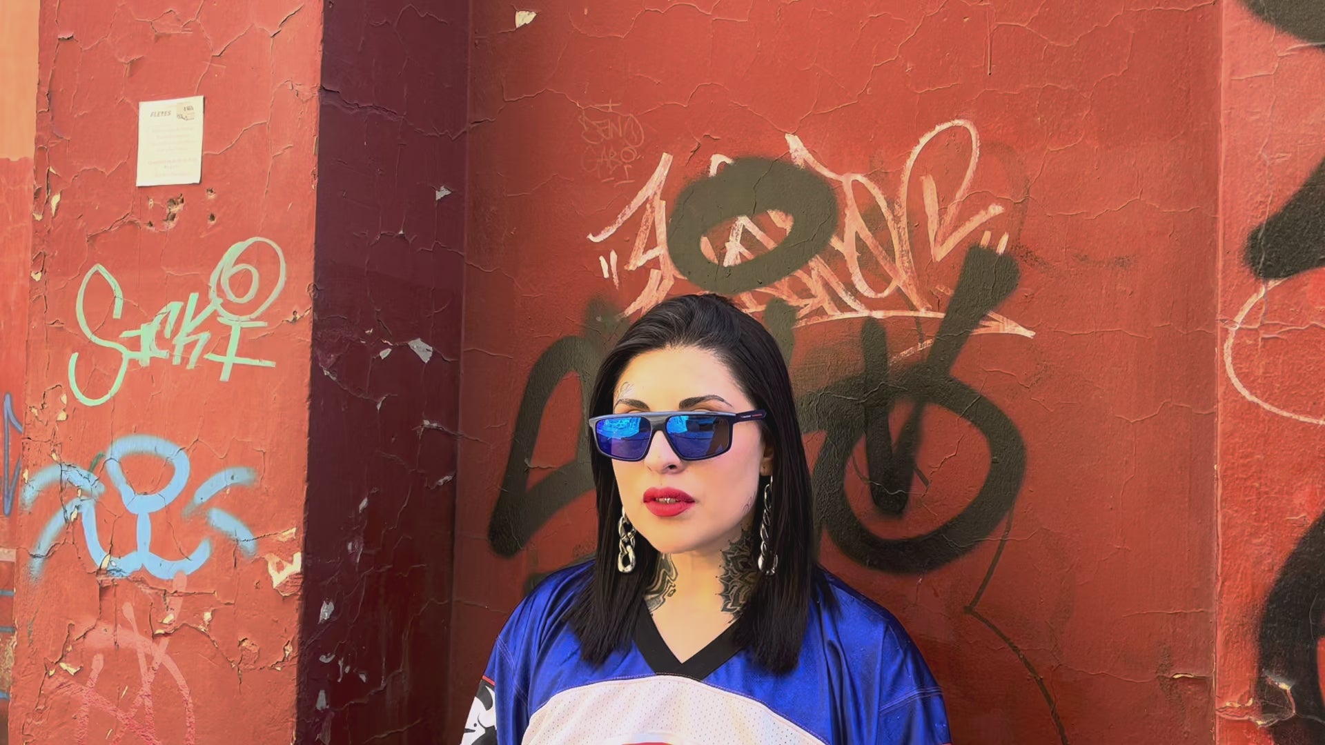 MUJER CON LENTES DE SOL POLARIZADO
