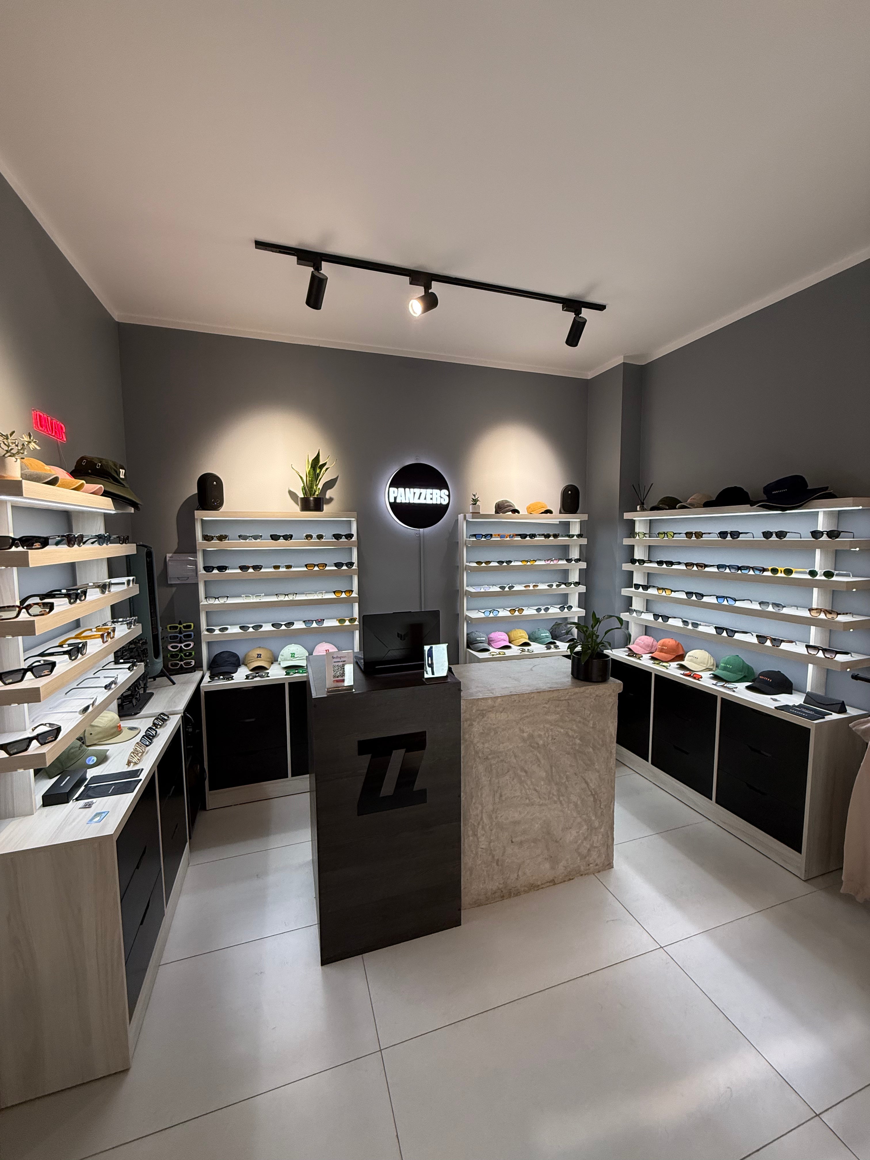 tienda de lentes de sol panzzers. ubicada en Av. Italia 1371, local 26, al interior del Mercado Condell, en Providencia